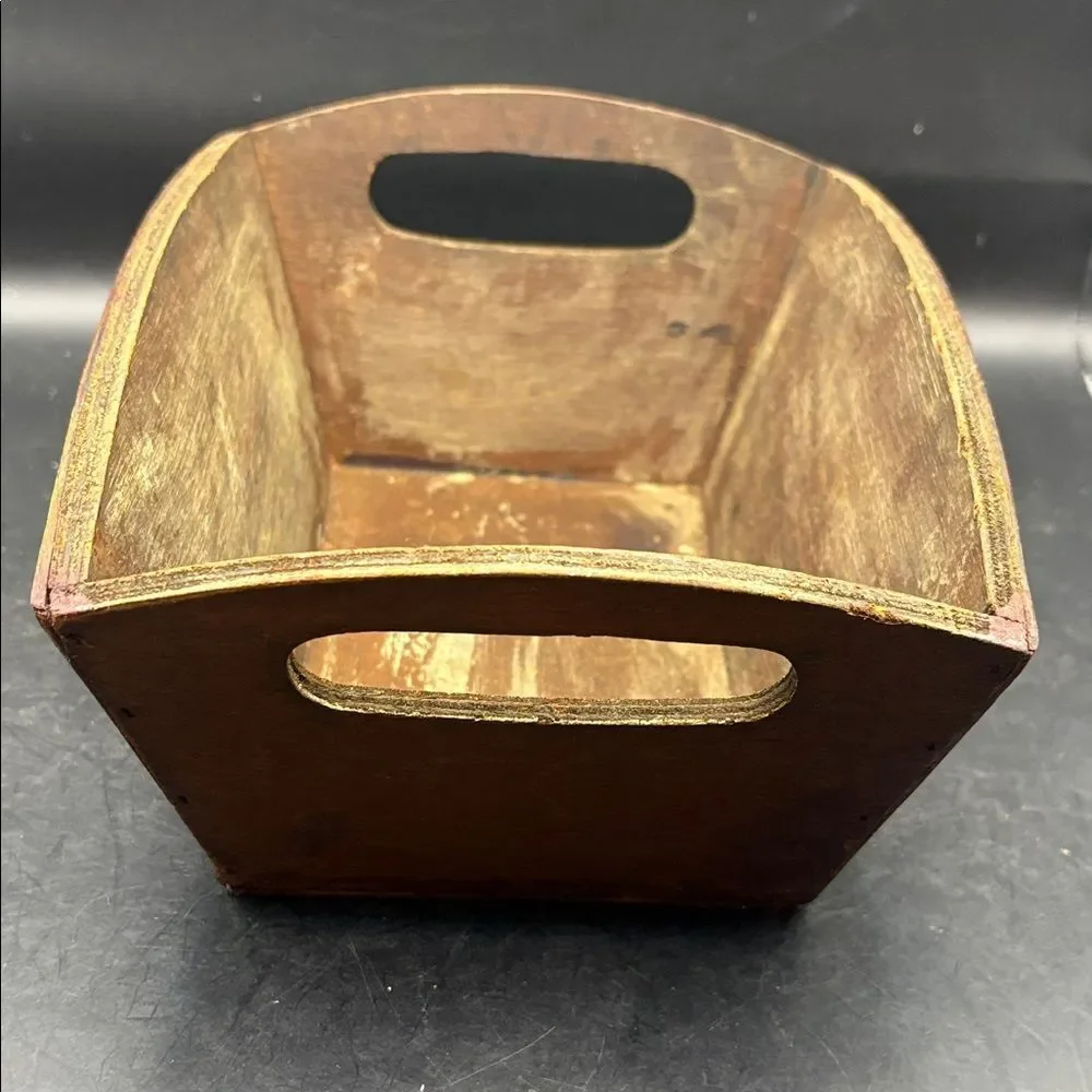 Vintage wood box with leaf design
